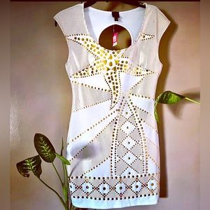BRAND NEW 2b BEBE Ivory/ Gold Pullover Bodycon Mini Dress w/ Back Cutout Jrs L